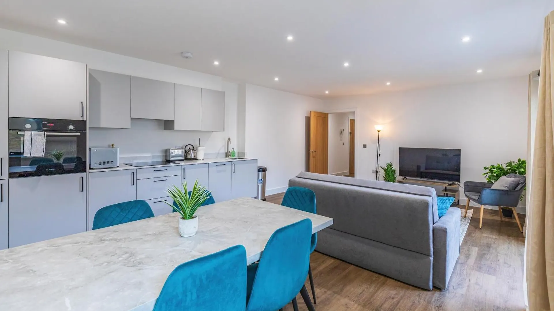 Central 2 Bed 2 Bath Apartment Near Brighton College, Beach, Hospital - Long Stay Offers 0*,