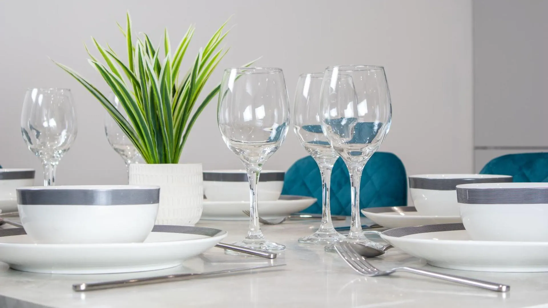 Central 2 Bed 2 Bath Apartment Near Brighton College, Beach, Hospital - Long Stay Offers 0*,  Reino Unido