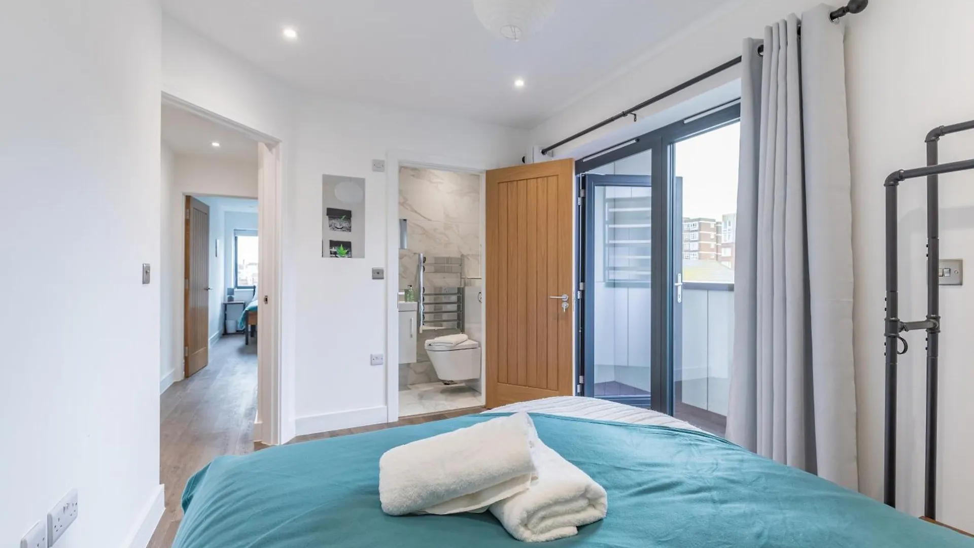 Central 2 Bed 2 Bath Apartment Near Brighton College, Beach, Hospital - Long Stay Offers 0*,  Reino Unido