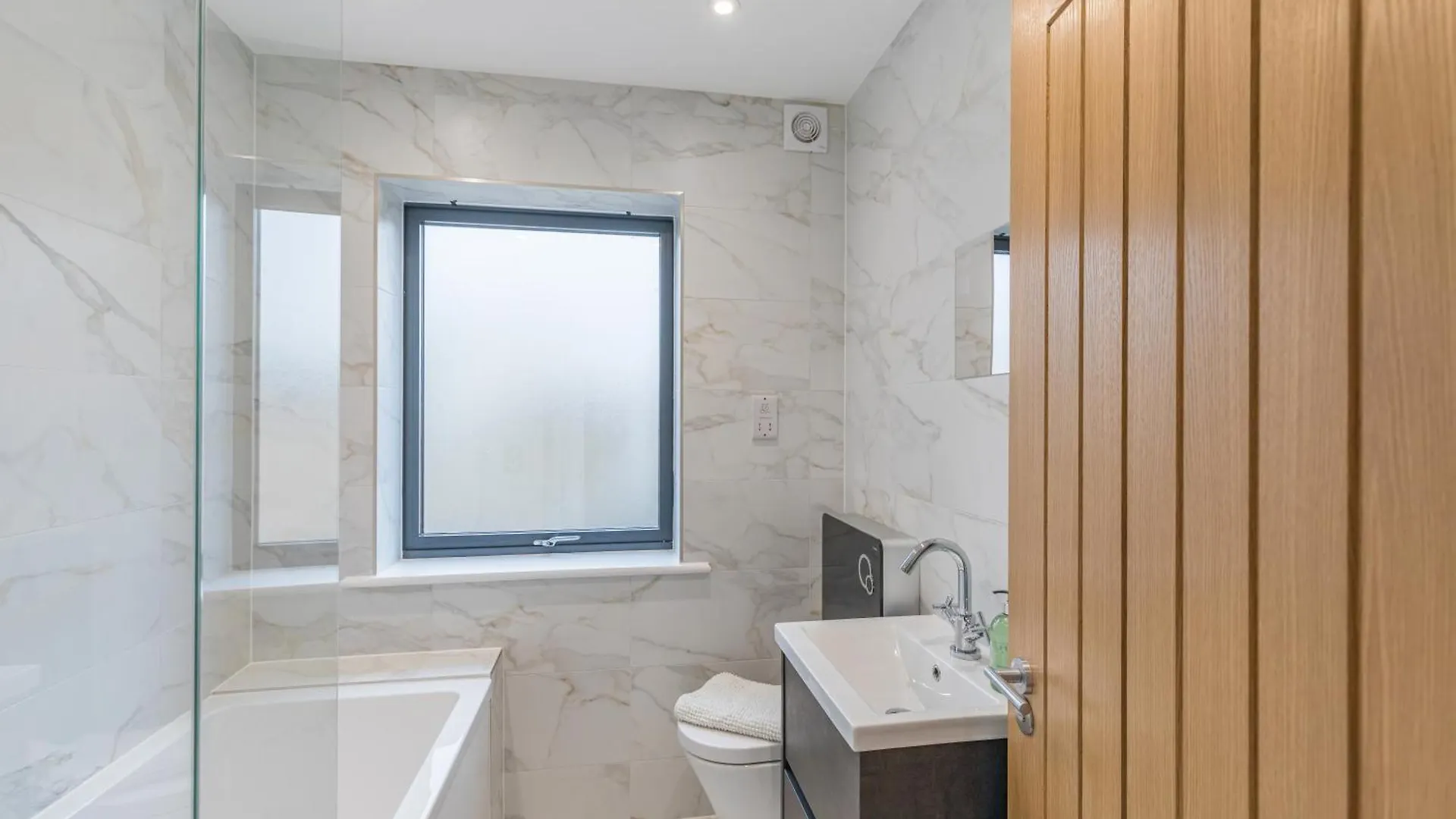 Central 2 Bed 2 Bath Apartment Near Brighton College, Beach, Hospital - Long Stay Offers