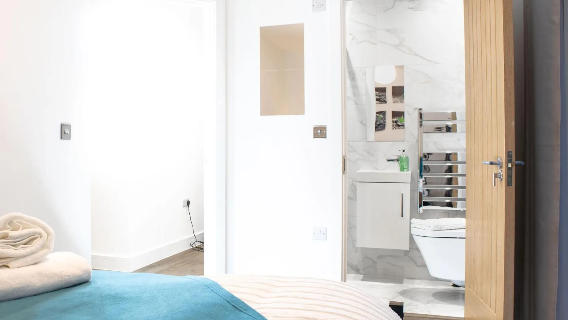 Central 2 Bed 2 Bath Apartment Near Brighton College, Beach, Hospital - Long Stay Offers 0*,
