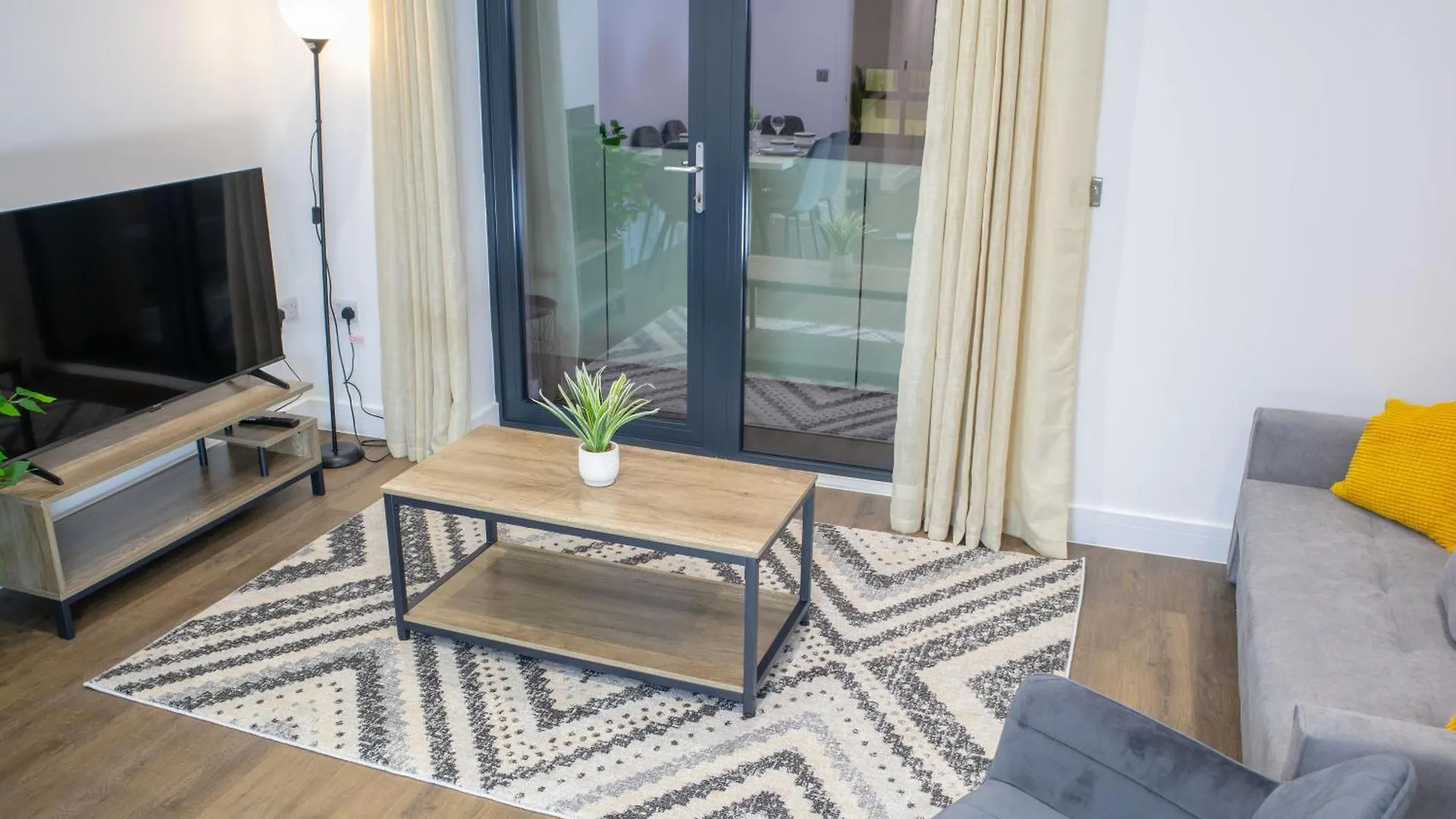 Central 2 Bed 2 Bath Apartment Near Brighton College, Beach, Hospital - Long Stay Offers