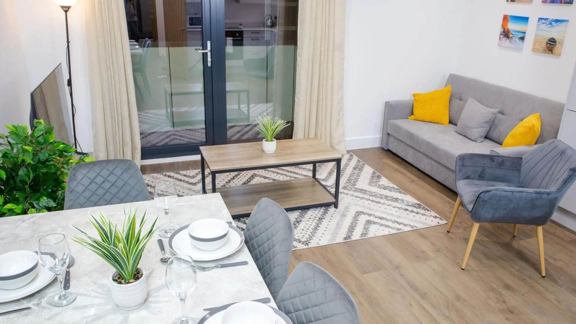 Central 2 Bed 2 Bath Apartment Near Brighton College, Beach, Hospital - Long Stay Offers 0*,  Velká Británie