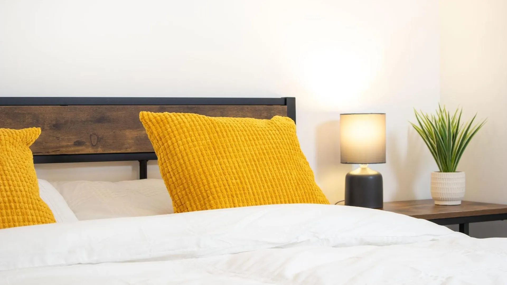 Central 2 Bed 2 Bath Apartment Near Brighton College, Beach, Hospital - Long Stay Offers 0*,
