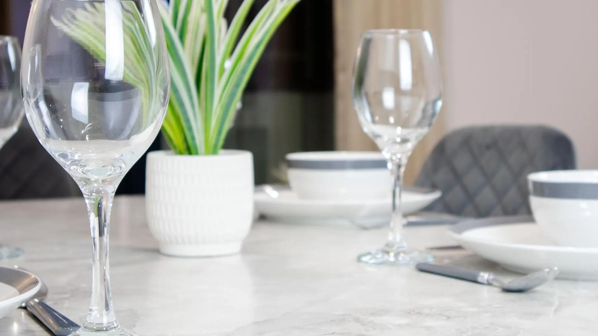 Central 2 Bed 2 Bath Apartment Near Brighton College, Beach, Hospital - Long Stay Offers