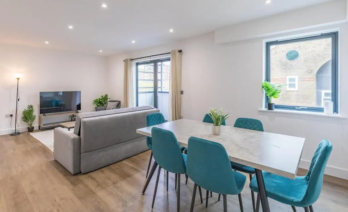 Central 2 Bed 2 Bath Apartment Near Brighton College, Beach, Hospital - Long Stay Offers