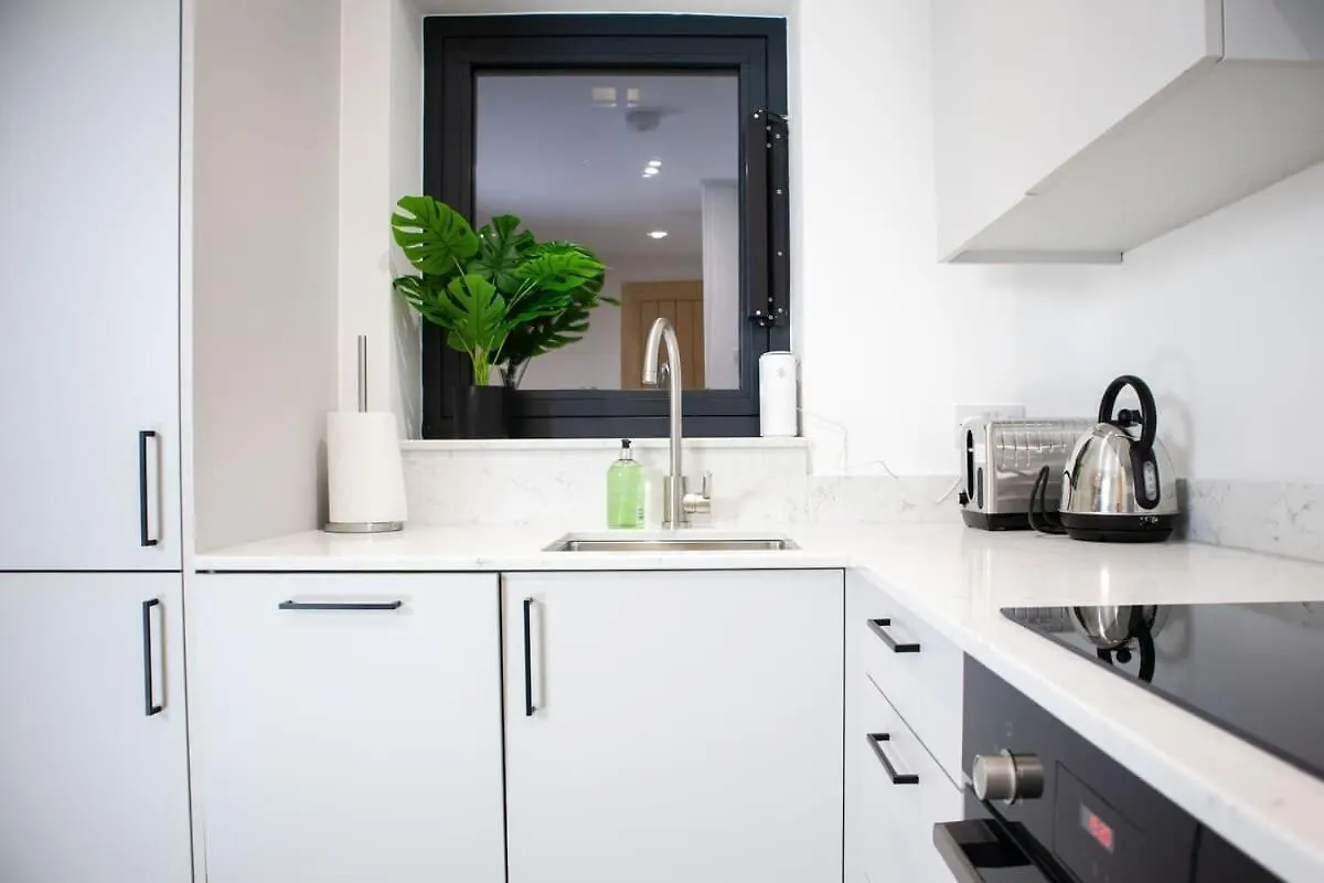 Central 2 Bed 2 Bath Apartment Near Brighton College, Beach, Hospital - Long Stay Offers