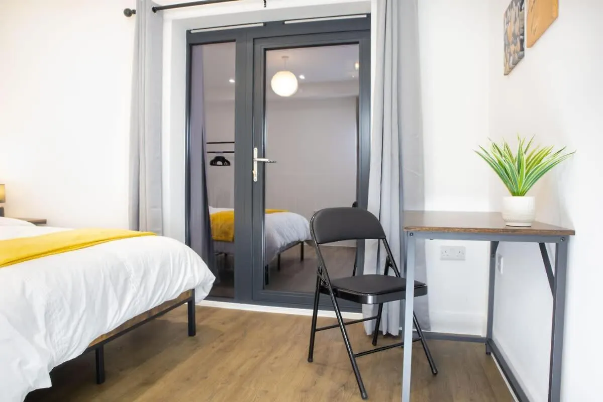 Central 2 Bed 2 Bath Apartment Near Brighton College, Beach, Hospital - Long Stay Offers 0*,