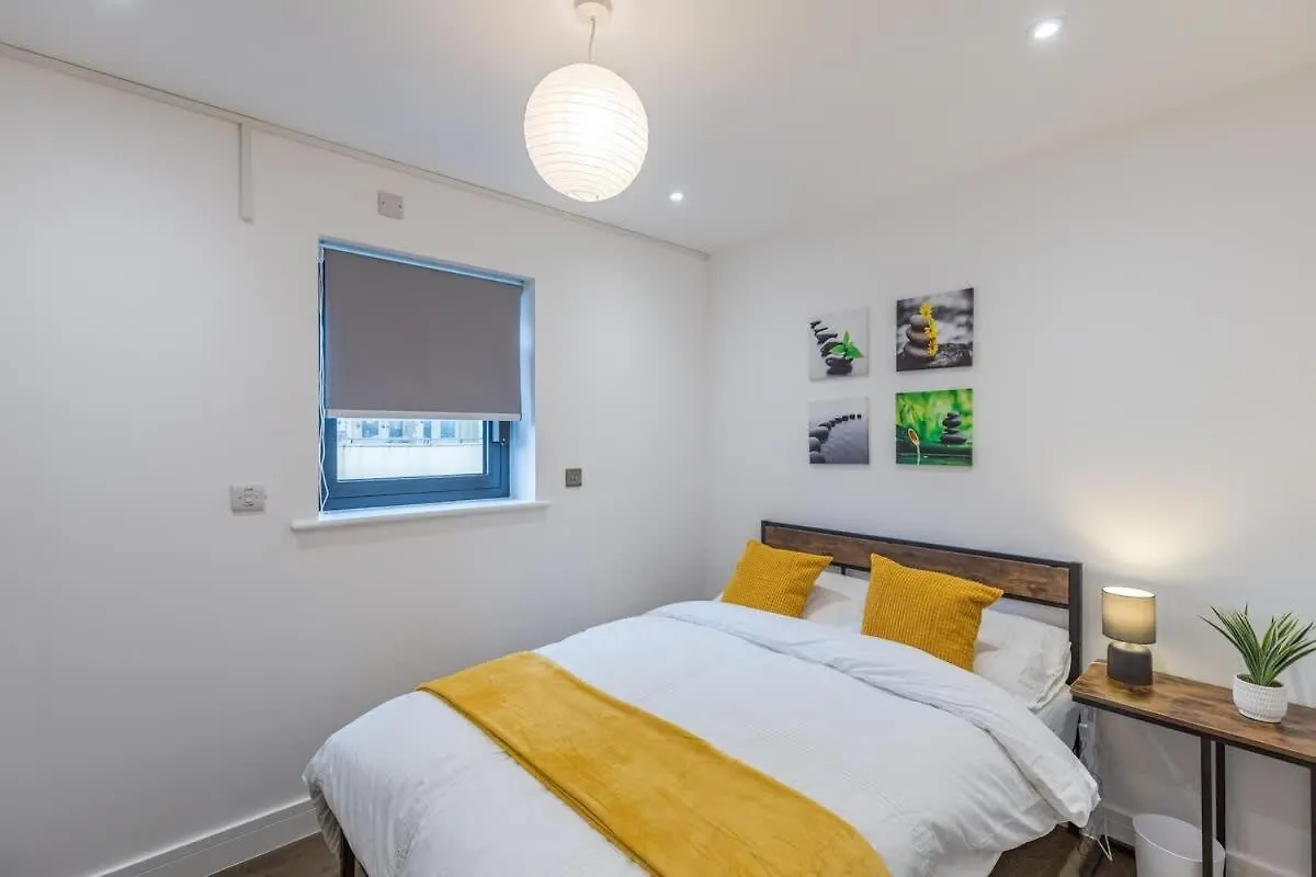 Central 2 Bed 2 Bath Apartment Near Brighton College, Beach, Hospital - Long Stay Offers