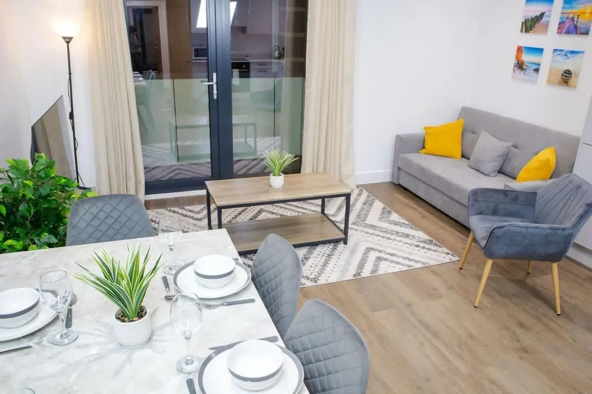 Central 2 Bed 2 Bath Apartment Near Brighton College, Beach, Hospital - Long Stay Offers 0*,