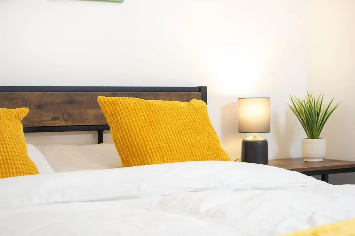 Central 2 Bed 2 Bath Apartment Near Brighton College, Beach, Hospital - Long Stay Offers