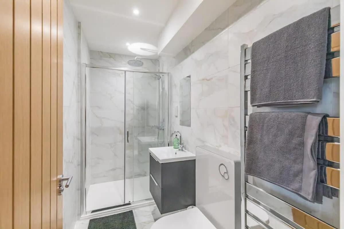 Central 2 Bed 2 Bath Apartment Near Brighton College, Beach, Hospital - Long Stay Offers