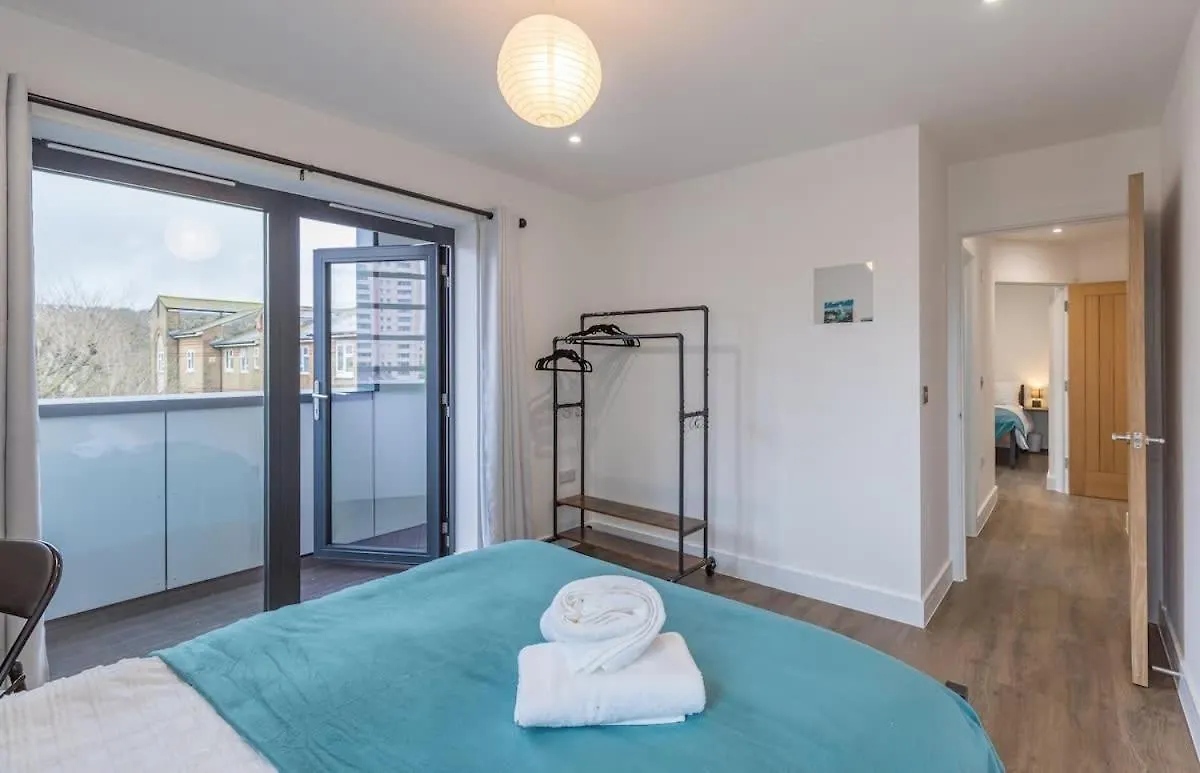Central 2 Bed 2 Bath Apartment Near Brighton College, Beach, Hospital - Long Stay Offers