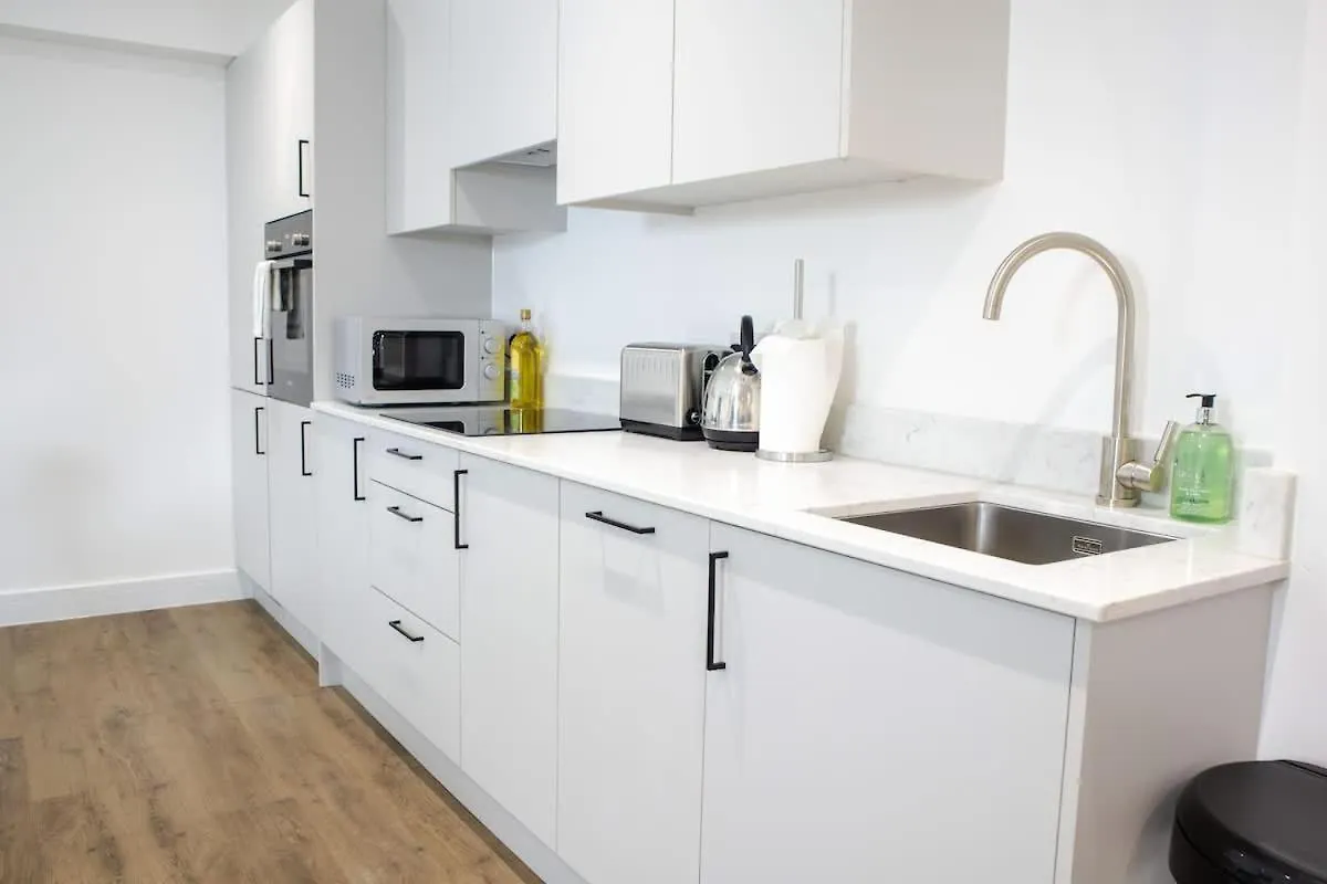 Central 2 Bed 2 Bath Apartment Near Brighton College, Beach, Hospital - Long Stay Offers