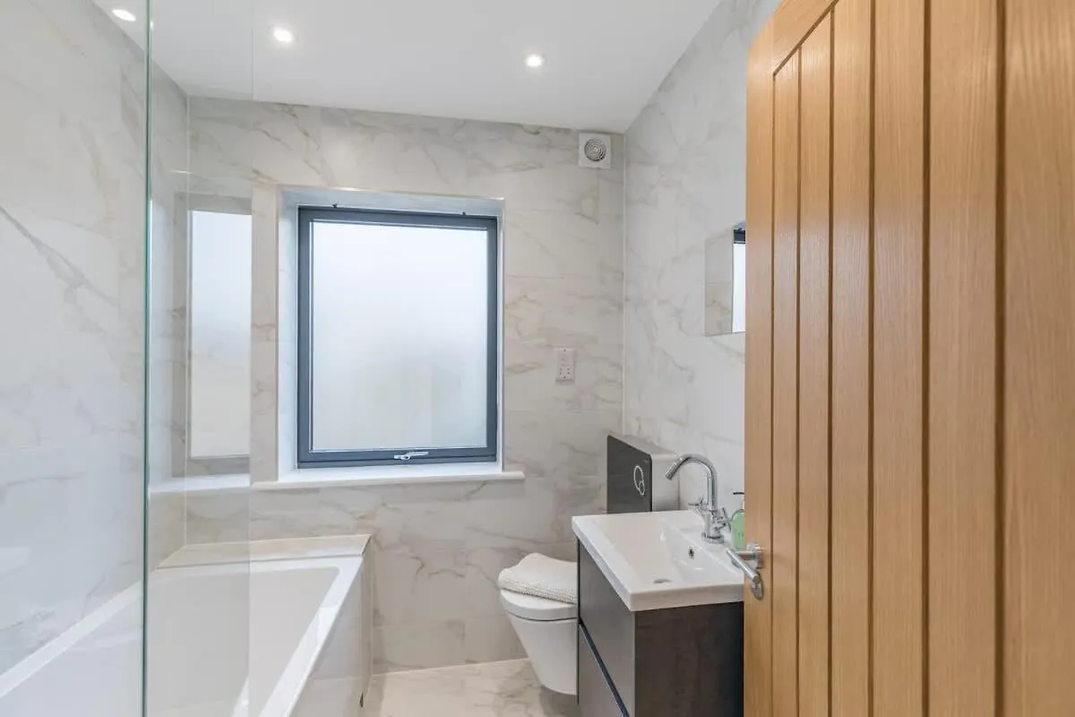 Central 2 Bed 2 Bath Apartment Near Brighton College, Beach, Hospital - Long Stay Offers