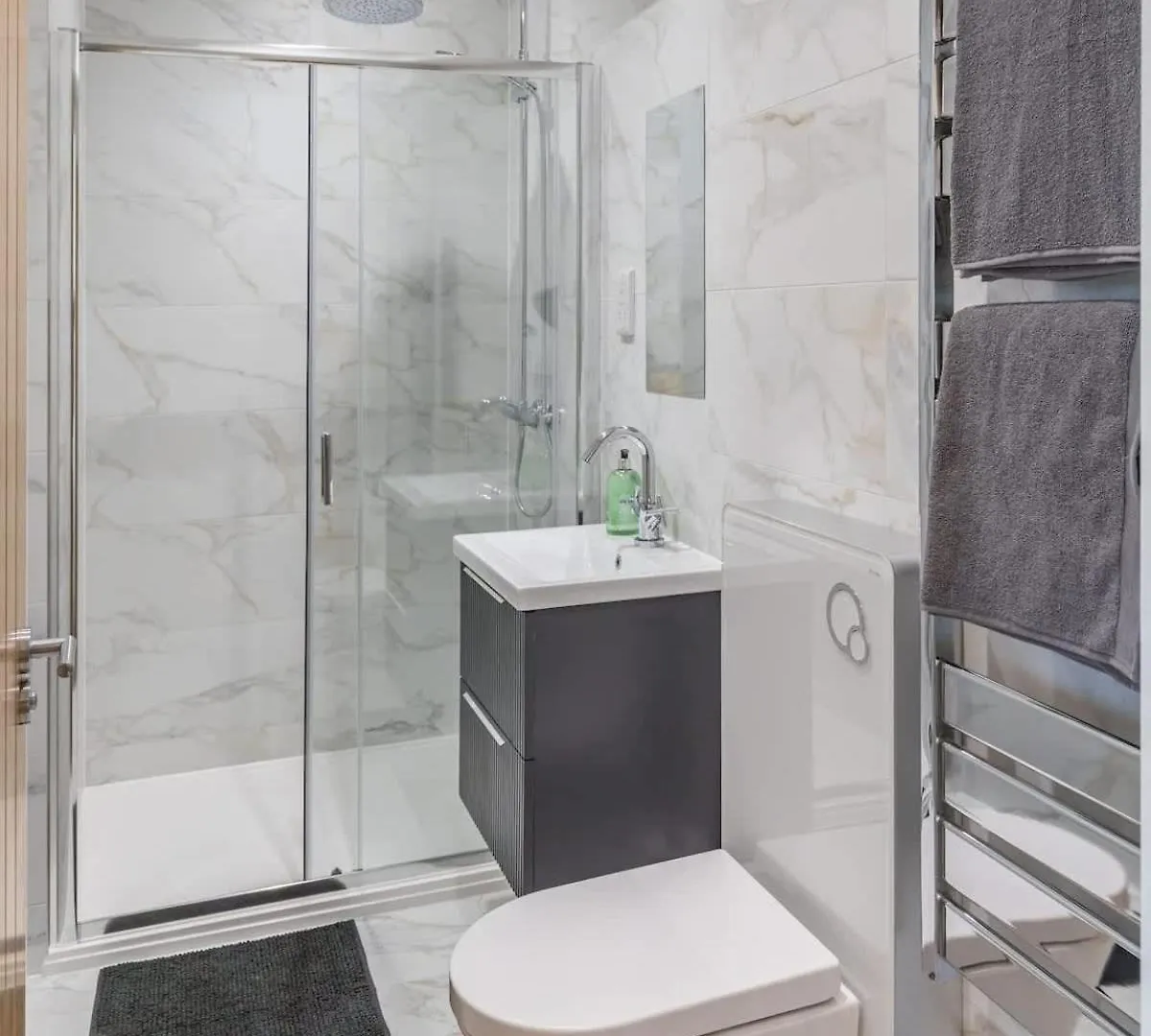 Central 2 Bed 2 Bath Apartment Near Brighton College, Beach, Hospital - Long Stay Offers