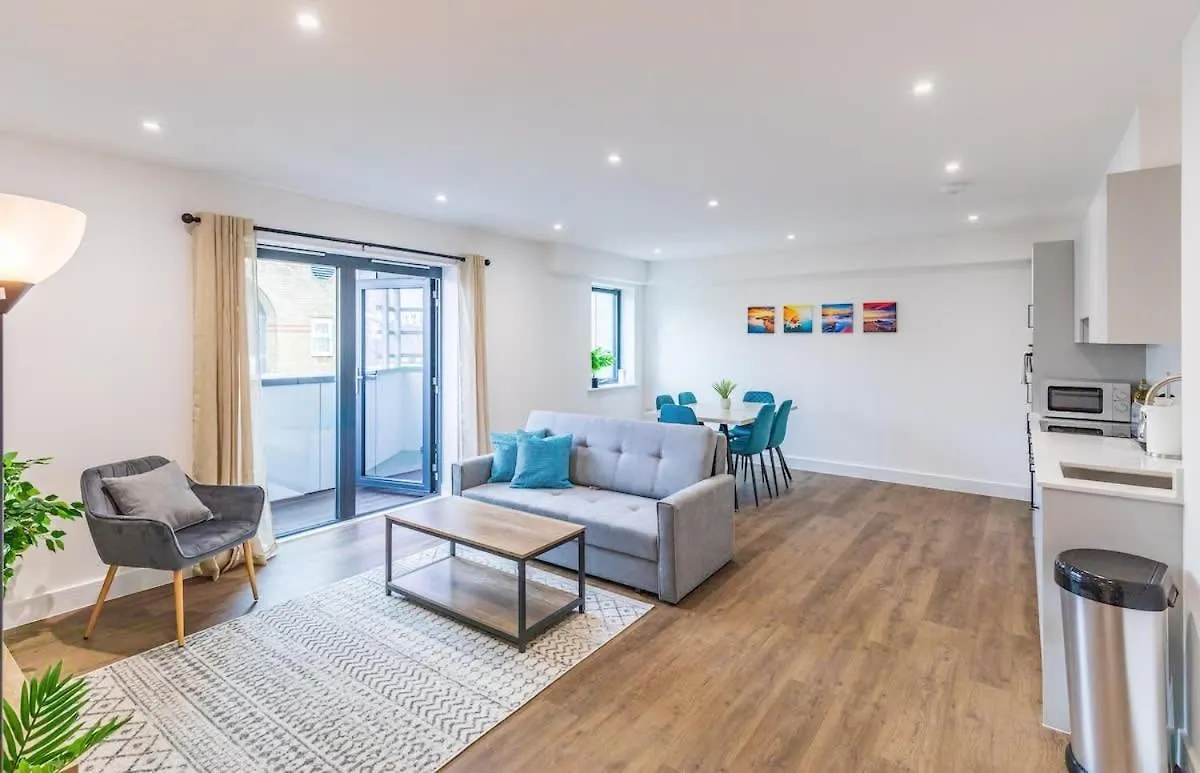 Central 2 Bed 2 Bath Apartment Near Brighton College, Beach, Hospital - Long Stay Offers