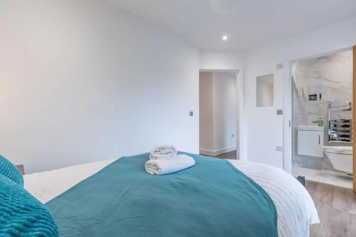 Central 2 Bed 2 Bath Apartment Near Brighton College, Beach, Hospital - Long Stay Offers