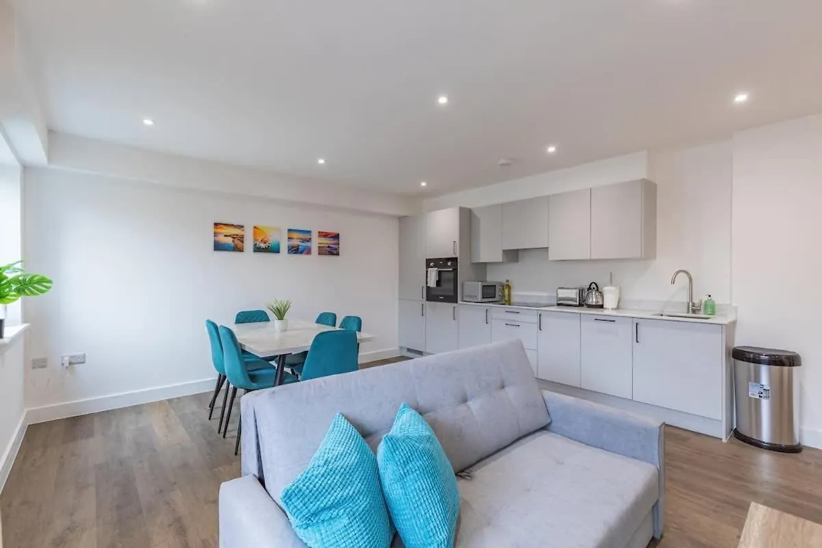Central 2 Bed 2 Bath Apartment Near Brighton College, Beach, Hospital - Long Stay Offers