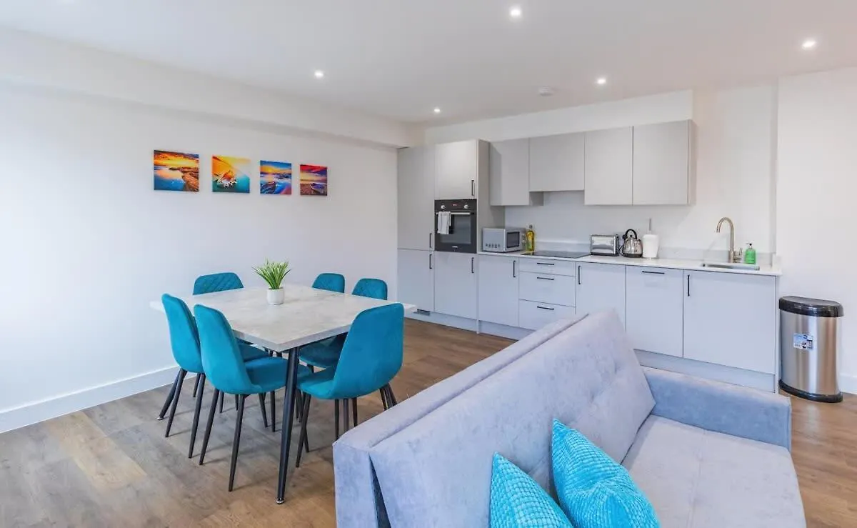 Central 2 Bed 2 Bath Apartment Near Brighton College, Beach, Hospital - Long Stay Offers