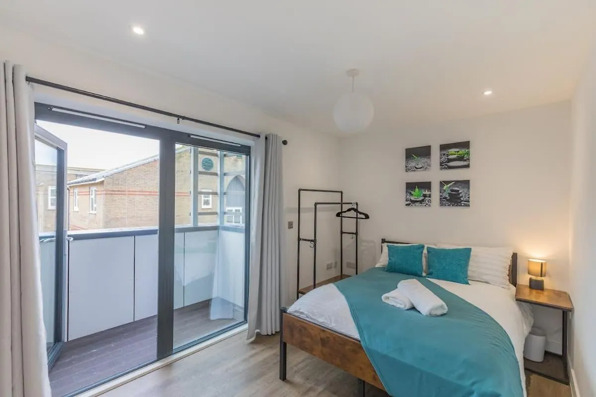 Central 2 Bed 2 Bath Apartment Near Brighton College, Beach, Hospital - Long Stay Offers