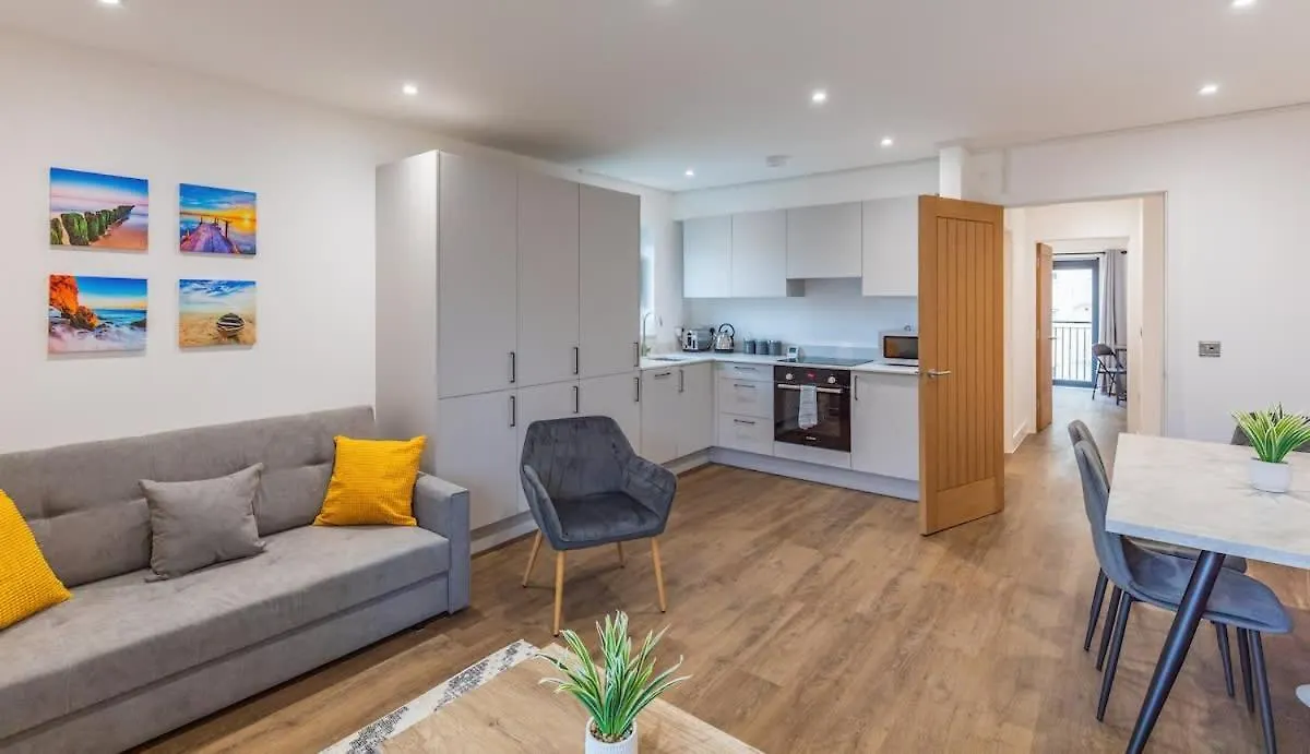 Central 2 Bed 2 Bath Apartment Near Brighton College, Beach, Hospital - Long Stay Offers