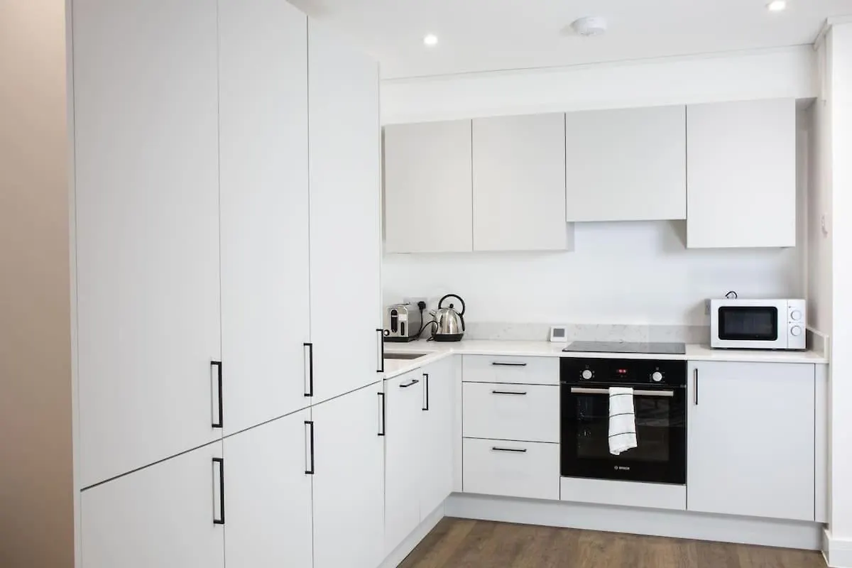 Central 2 Bed 2 Bath Apartment Near Brighton College, Beach, Hospital - Long Stay Offers