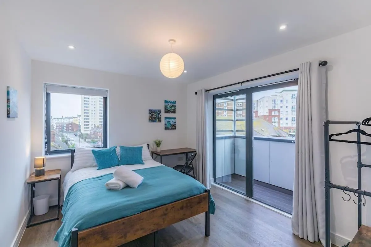 Central 2 Bed 2 Bath Apartment Near Brighton College, Beach, Hospital - Long Stay Offers
