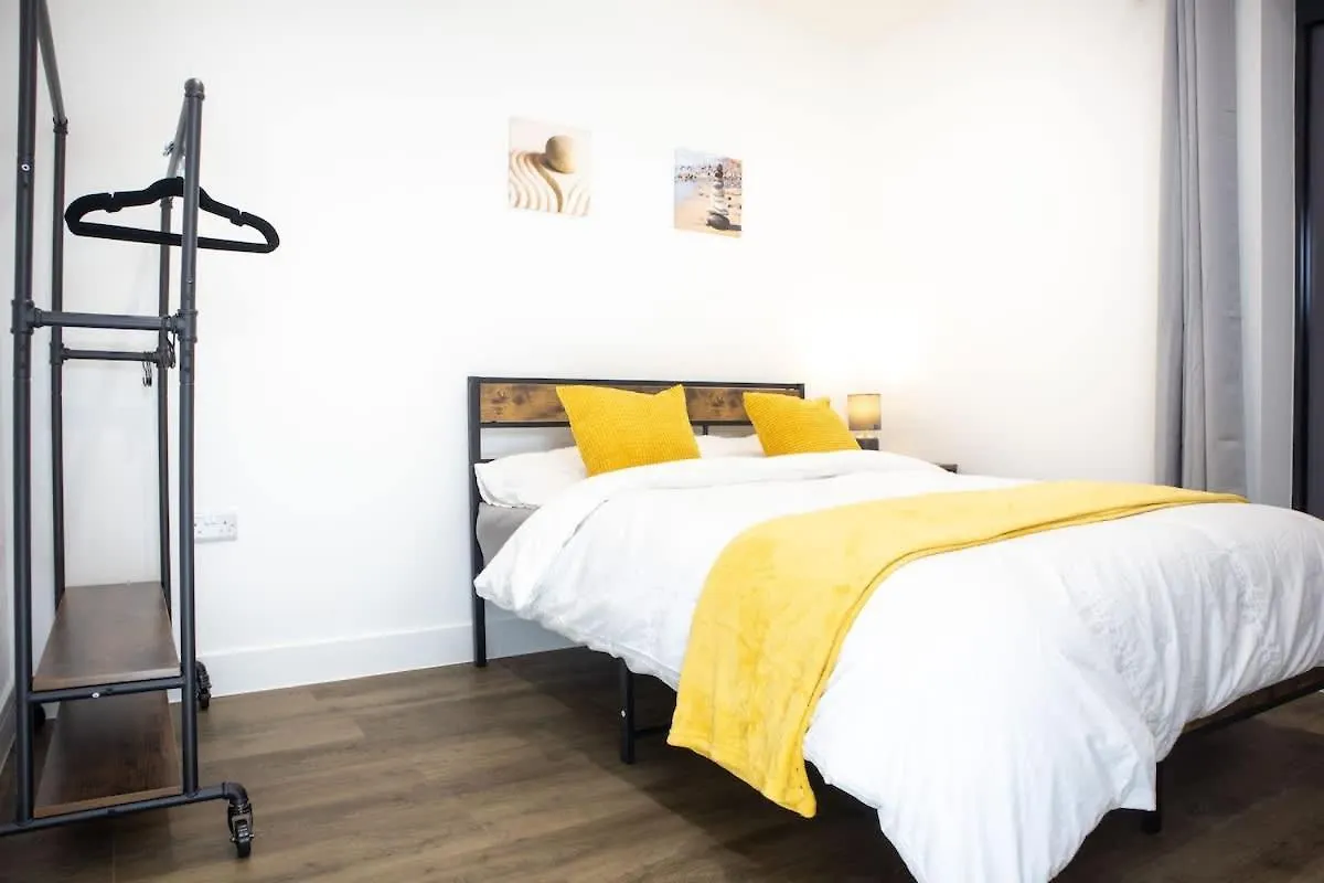 Central 2 Bed 2 Bath Apartment Near Brighton College, Beach, Hospital - Long Stay Offers