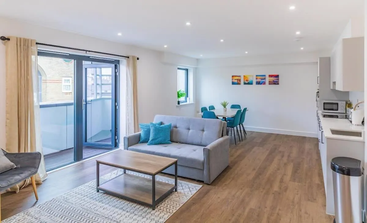 Central 2 Bed 2 Bath Apartment Near Brighton College, Beach, Hospital - Long Stay Offers